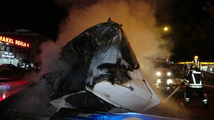 Trafik Yön Tabelasına Çarpan Tır Böyle Patladı