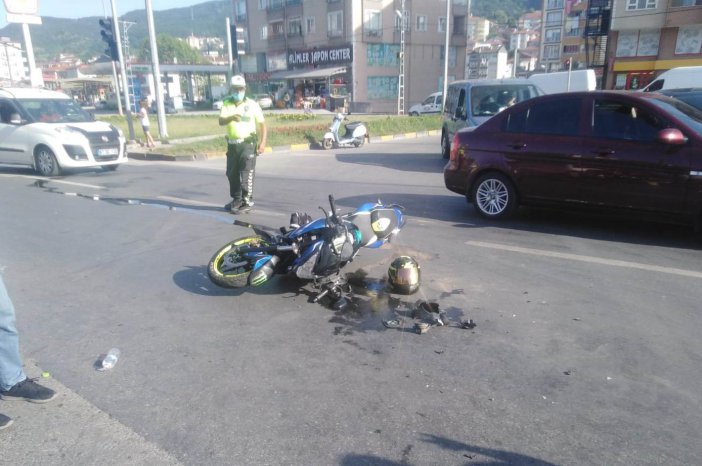 Motosiklet İle Ticari Taksi Çarpıştı: 1 Yaralı