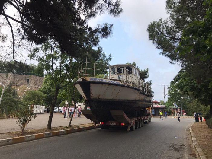 Kamyonun Üzerinde Taşınan Tekne Viyadüğe Takıldı