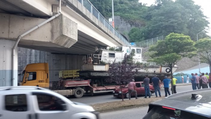 Kamyonun Üzerinde Taşınan Tekne Viyadüğe Takıldı