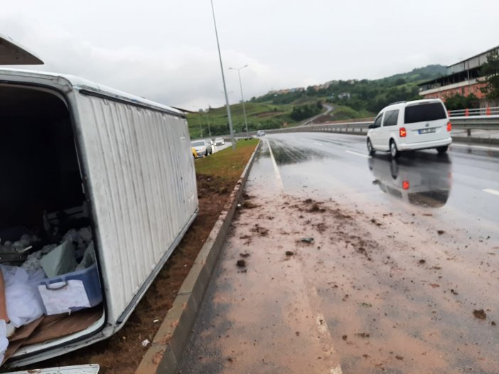 Minibüs Kaygan Zeminde Devrildi: 1 Yaralı