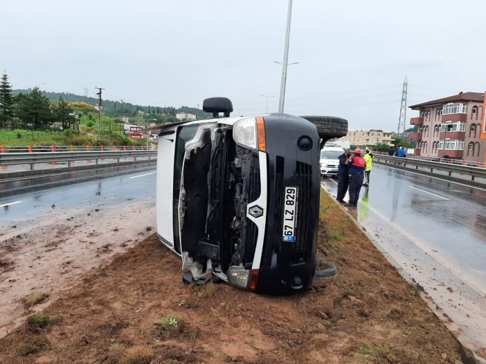 Minibüs Kaygan Zeminde Devrildi: 1 Yaralı
