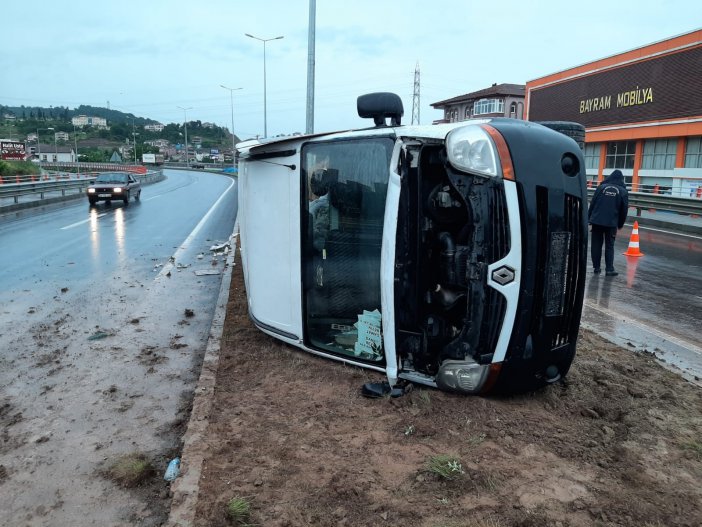 Minibüs Kaygan Zeminde Devrildi: 1 Yaralı