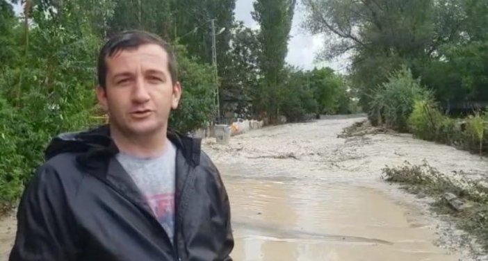 Suluova’da Sağanak Yağış Dereyi Taşırdı, Köy Yolu Nehre Döndü