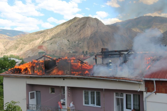 Dört Katlı Binanın Çatısında Çıkan Yangın Korkuttu