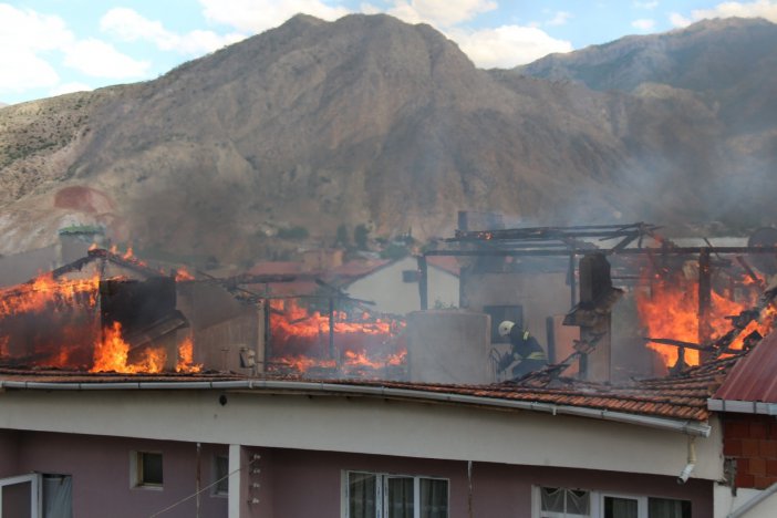 Dört Katlı Binanın Çatısında Çıkan Yangın Korkuttu