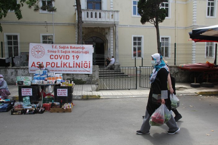Sinop’ta Pazara Gelenler İçin Randevusuz Aşı Merkezi Kuruldu