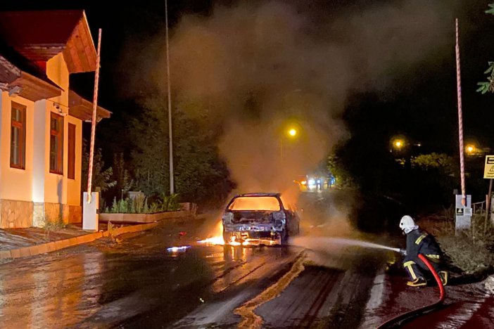 Gümüşhane’de Park Halindeki Otomobil Cayır Cayır Yandı