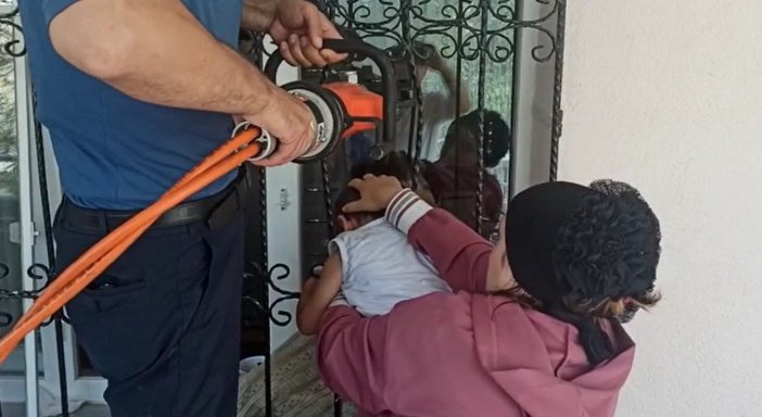 Başı Demir Parmaklıklara Sıkışan Afacanı İtfaiye Kurtardı