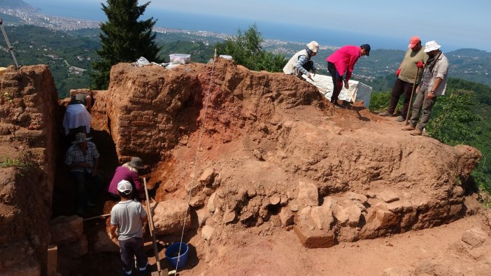 Kurul Kalesi’nde 2 Bin 300 Yıllık Silah Deposu