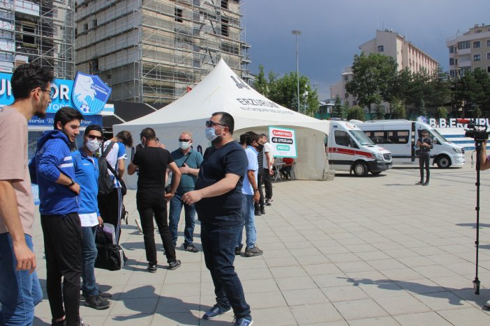 Erzurumspor Taraftarı Maçları Stadyumda İzleyebilmek İçin Aşı Kuyruğu Oluşturdu