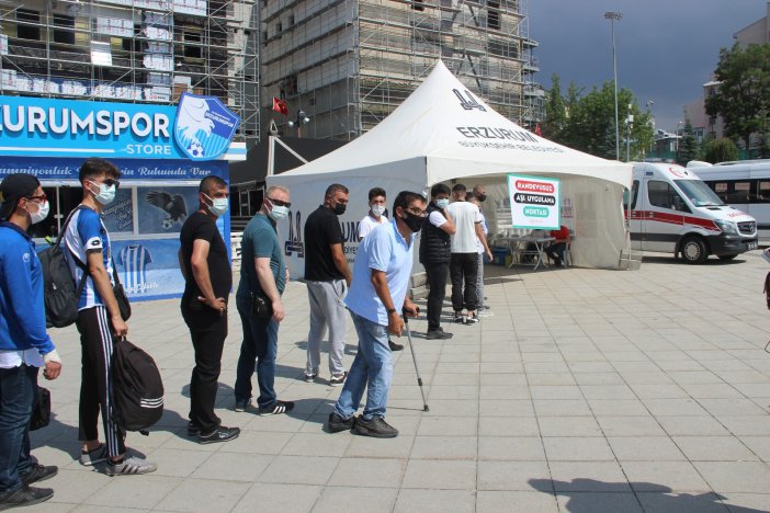 Erzurumspor Taraftarı Maçları Stadyumda İzleyebilmek İçin Aşı Kuyruğu Oluşturdu