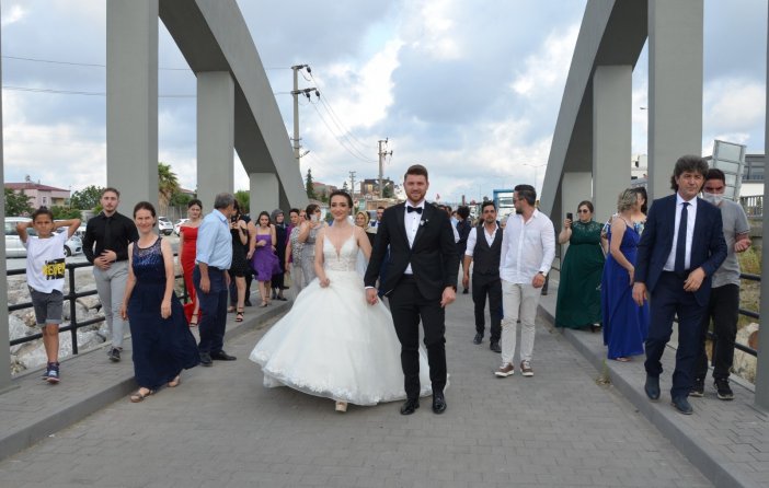 Gelin Ve Damatlar Köprüden Geçmek İçin Sıraya Giriyor