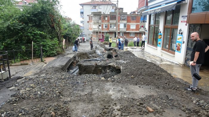 Trabzon’da Şiddetli Yağış Etkili Oldu, Arap Turistin Aracı Çukura Düştü