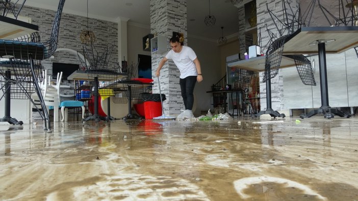 Trabzon’da Şiddetli Yağış Etkili Oldu, Arap Turistin Aracı Çukura Düştü