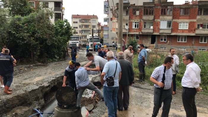 Trabzon’da Şiddetli Yağış Etkili Oldu, Arap Turistin Aracı Çukura Düştü