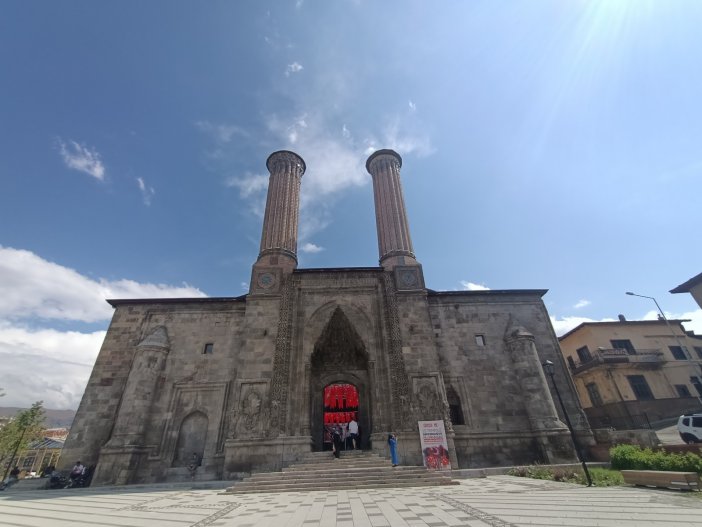 350 Yıllık Çifte Minareli Medrese Kapılarını Vakıf Eserleri Müzesi Olarak Tekrar Açtı