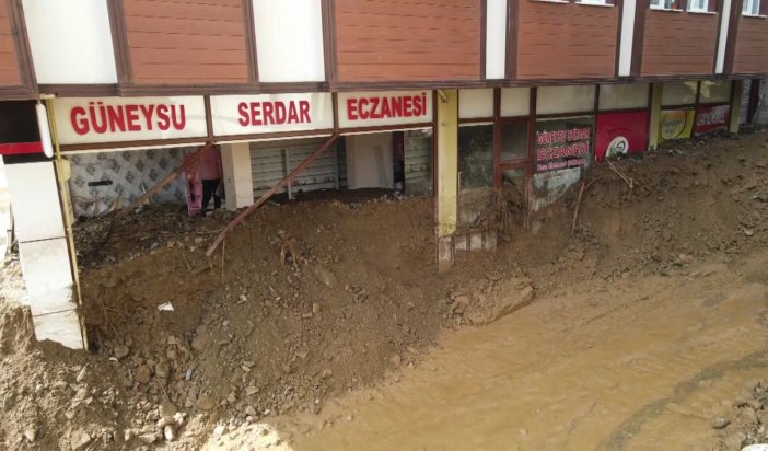 Güneysu’da Moloz Yığınların Altında Kalan Araçlar Çıkartılıyor