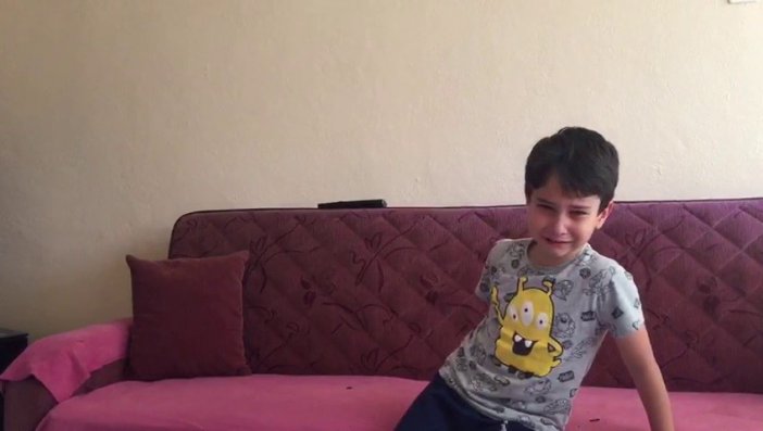 15 Temmuz Darbe Girişimi Videosunu İzleyen Küçük Çocuk Gözyaşlarını Tutamadı