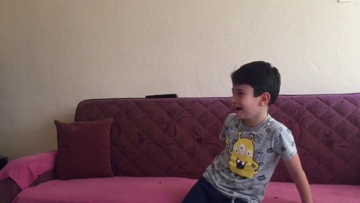 15 Temmuz Darbe Girişimi Videosunu İzleyen Küçük Çocuk Gözyaşlarını Tutamadı