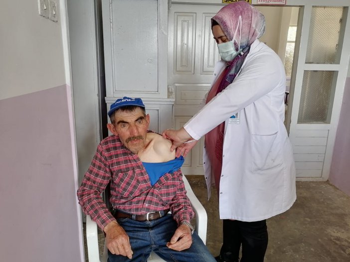 Oltu’da Sağlık Ekipleri Köy Köy Dolaşarak Aşılama Yapıyor