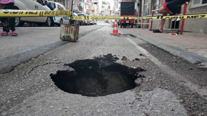 Samsun’da Yol Çöktü, Aracın Lastiği İçine Düştü