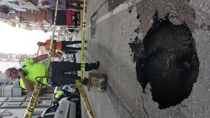 Samsun’da Yol Çöktü, Aracın Lastiği İçine Düştü