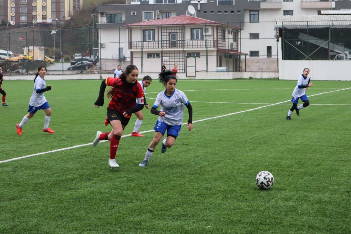 rize-kiz-futbol-12.jpg