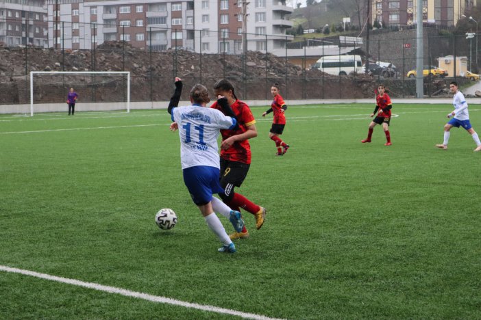 rize-kiz-futbol-13.jpg