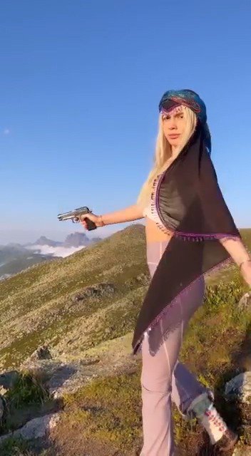 Rize’de Yaylaya Çıkan Aleyna Tilki Eline Silah Alarak Ateş Etti