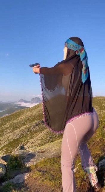 Rize’de Yaylaya Çıkan Aleyna Tilki Eline Silah Alarak Ateş Etti