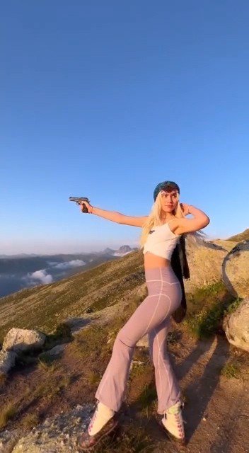 Rize’de Yaylaya Çıkan Aleyna Tilki Eline Silah Alarak Ateş Etti