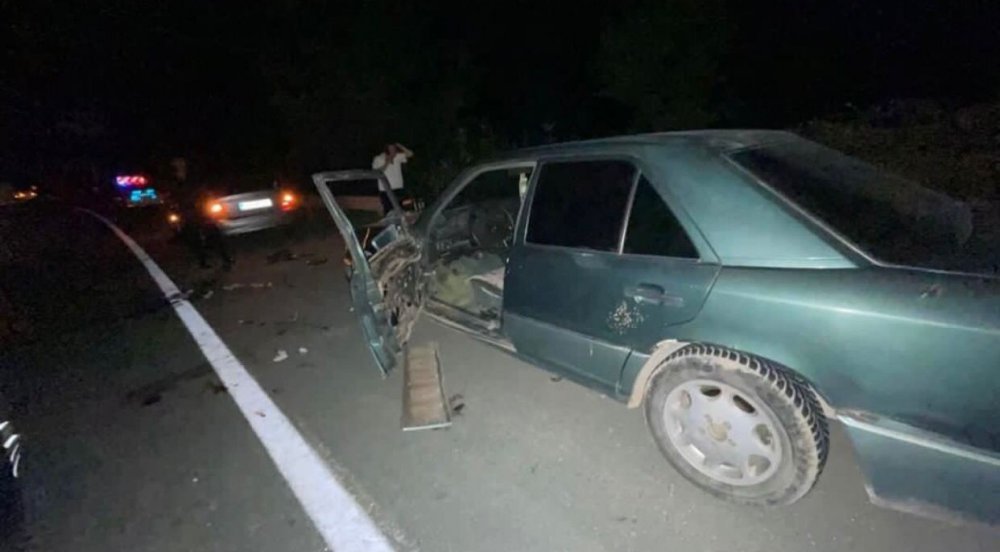 Rize'nşn Pazar İlçesinde Kamyon İki Otomobille Çarpıştı: 1 Ölü, 1 Yaralı