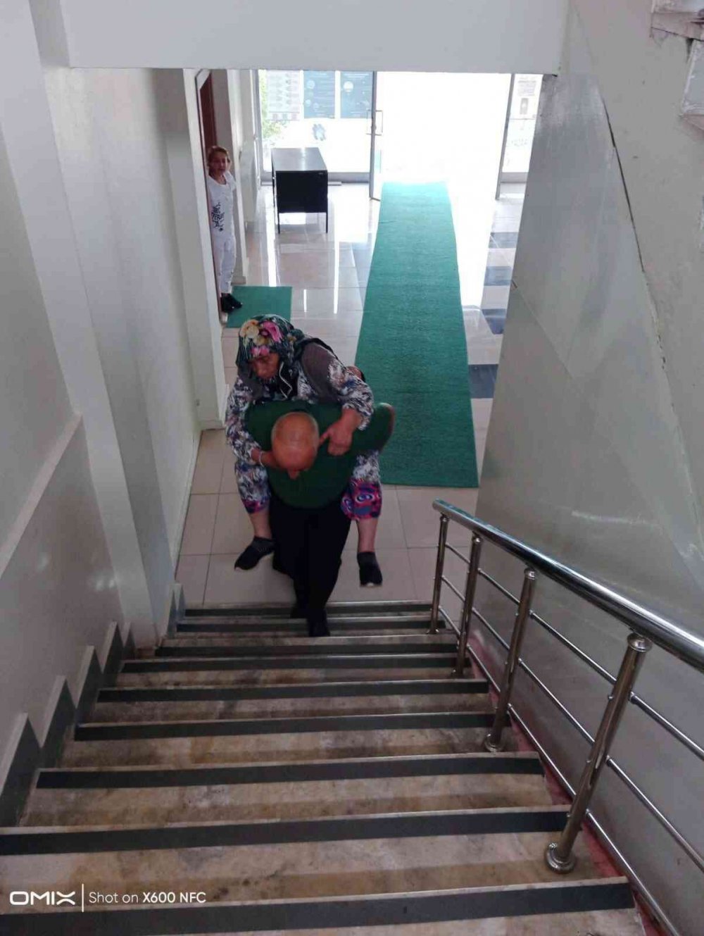 Bayburt'ta Nüfus Müdürlüğü Personelinden İç Isıtan Davranış