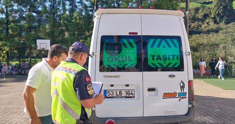 RİZE'DE JANDARMA OKUL SERVİSLERİNİ DENETLEDİ