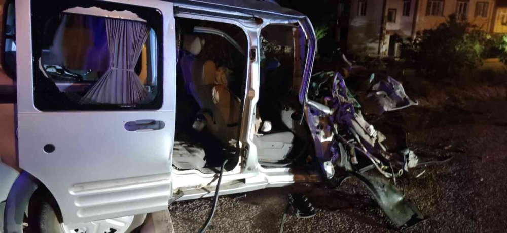 AMASYA’DA YOLCU OTOBÜSÜYLE KAMYONET ÇARPIŞTI: 2 ÖLÜ, 8 YARALI