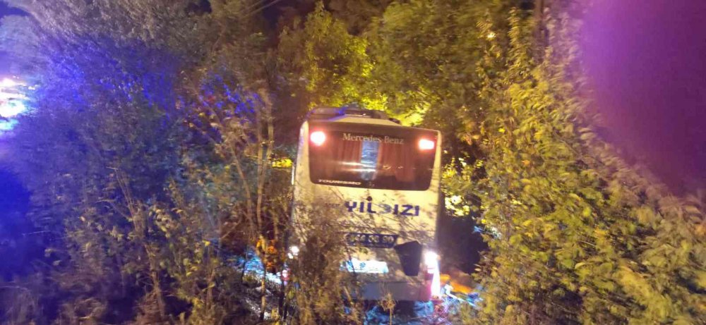 AMASYA’DA YOLCU OTOBÜSÜYLE KAMYONET ÇARPIŞTI: 2 ÖLÜ, 8 YARALI