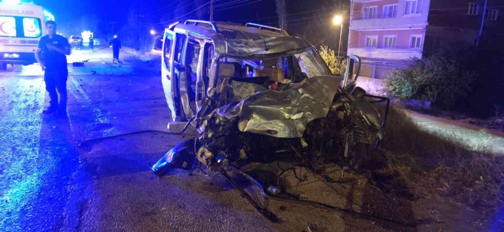 AMASYA’DA YOLCU OTOBÜSÜYLE KAMYONET ÇARPIŞTI: 2 ÖLÜ, 8 YARALI