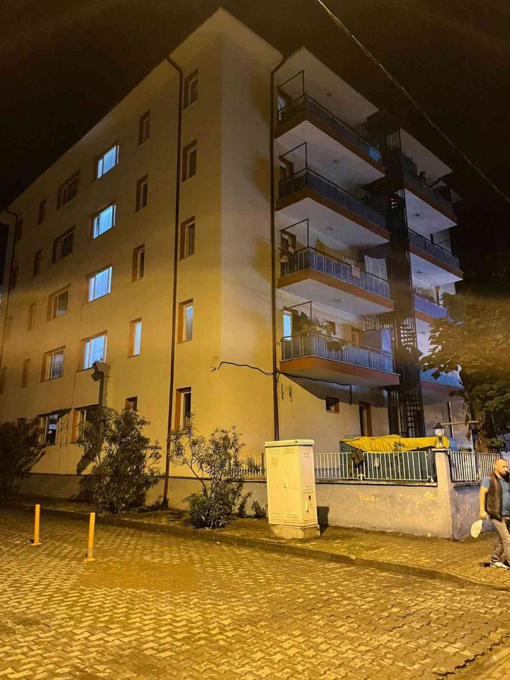 TRABZON'DA POLİS MEMURU KADIN , LOJMANDAKİ EVİNDE ÖLÜ BULUNDU