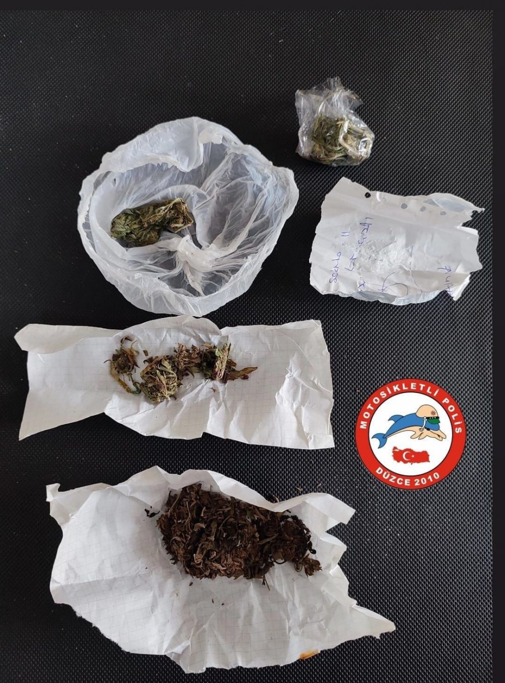 DÜZCE'DE İL GENELİNDE YAPILAN DENETİMLERDE YAKALAMASI BULUNAN 41 KİŞİ YAKALANDI