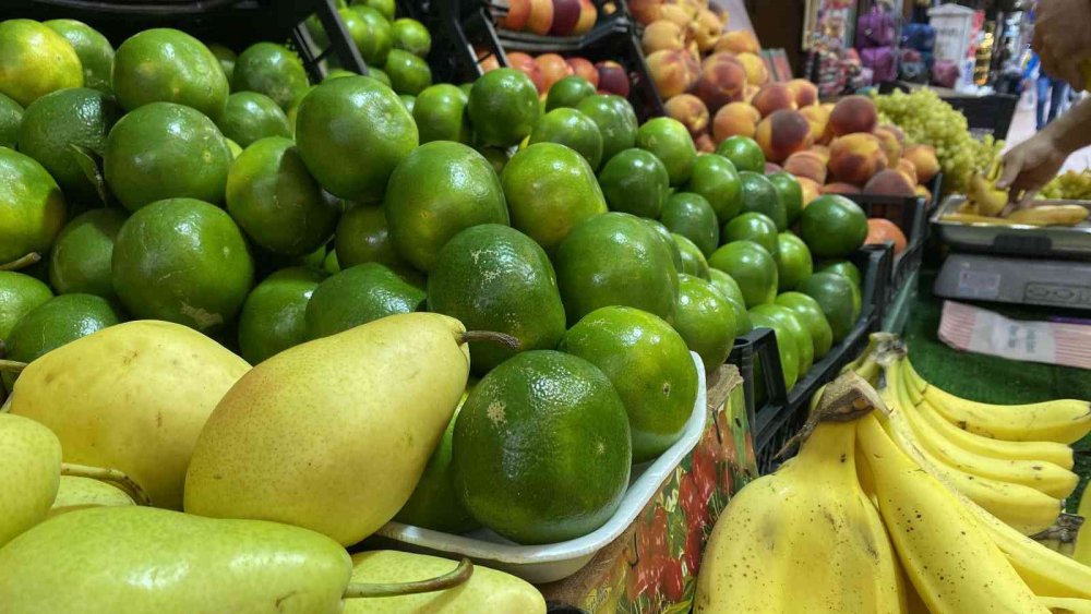 KIŞ AYLARIN VAZGEÇİLMEZİ MANDALİNA TEZGAHLARDA 20 TL SATILMAYA BAŞLANDI