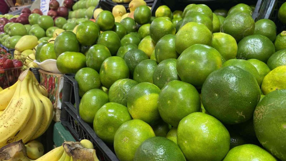 KIŞ AYLARIN VAZGEÇİLMEZİ MANDALİNA TEZGAHLARDA 20 TL SATILMAYA BAŞLANDI