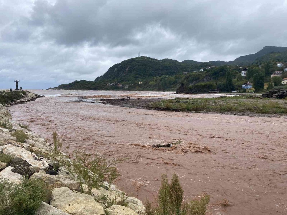 BARTIN'DA SAĞANAK SONRASI TAŞKINLAR OLUŞTU, DENİZİN RENGİ DEĞİŞTİ