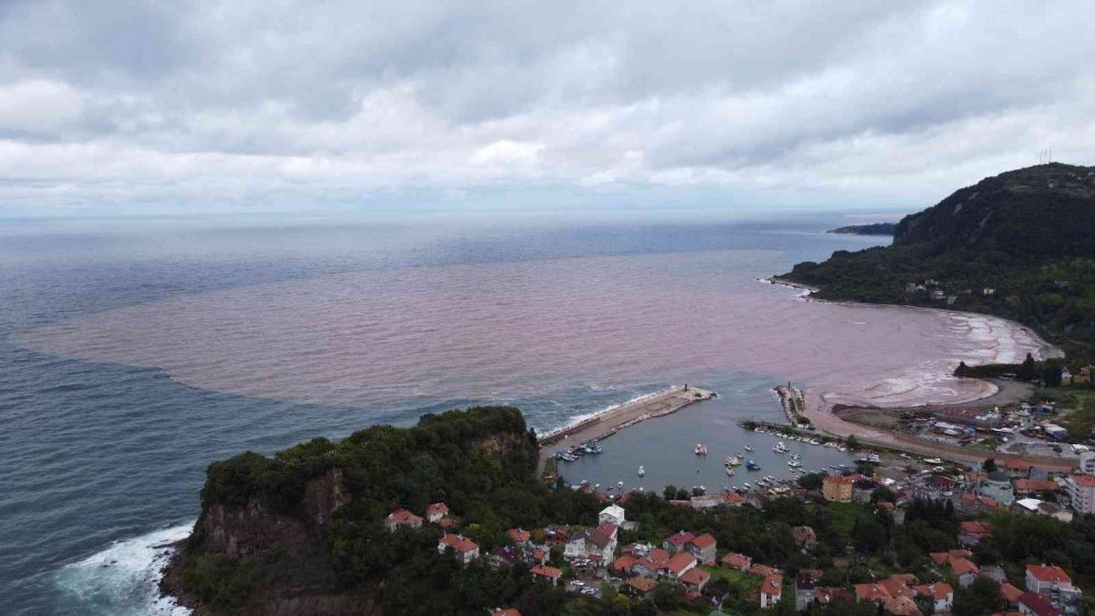 BARTIN'DA SAĞANAK SONRASI TAŞKINLAR OLUŞTU, DENİZİN RENGİ DEĞİŞTİ