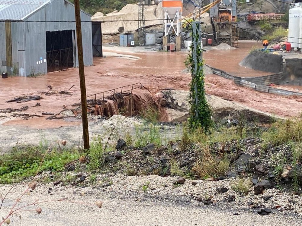 BARTIN'DA SAĞANAK SONRASI TAŞKINLAR OLUŞTU, DENİZİN RENGİ DEĞİŞTİ