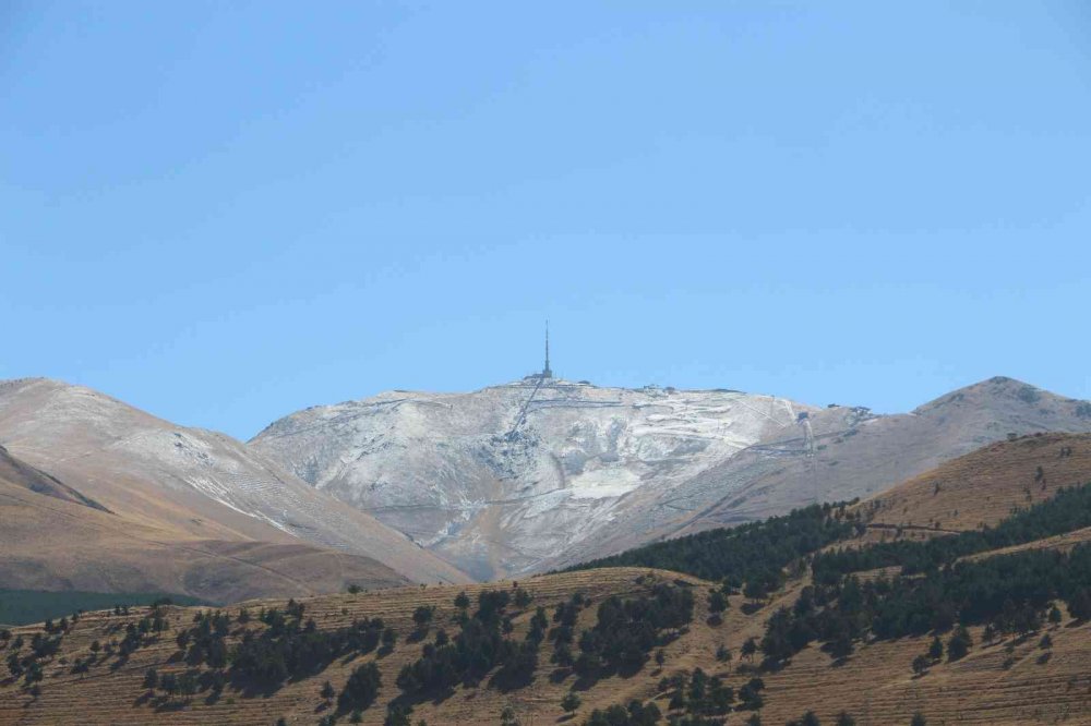 ERZURUM PALANDÖKEN'E MEVSİMİN İLK KARI DÜŞTÜ