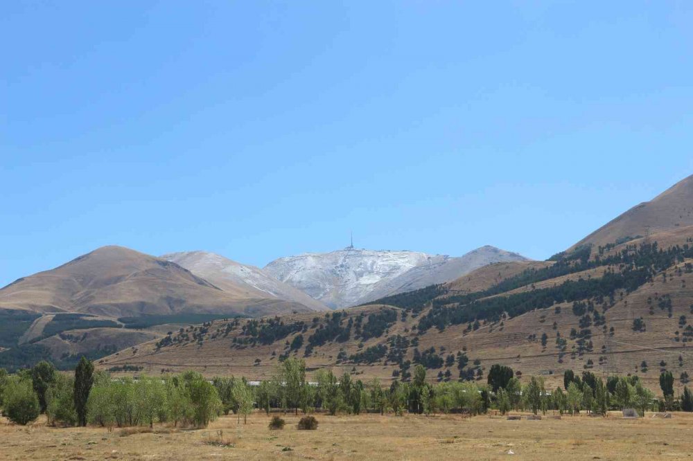 ERZURUM PALANDÖKEN'E MEVSİMİN İLK KARI DÜŞTÜ