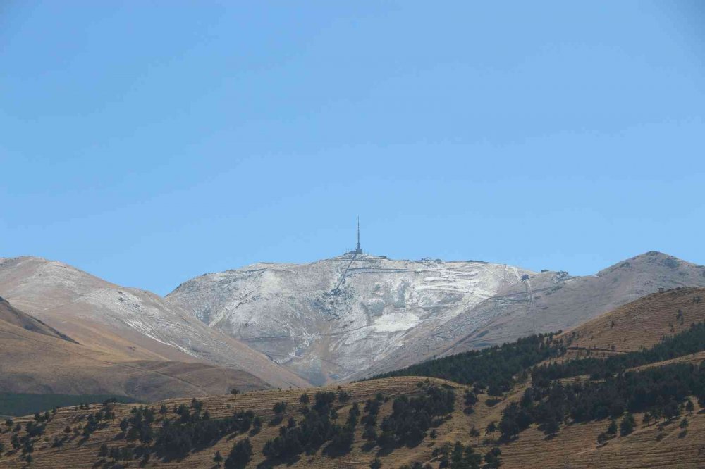 ERZURUM PALANDÖKEN'E MEVSİMİN İLK KARI DÜŞTÜ
