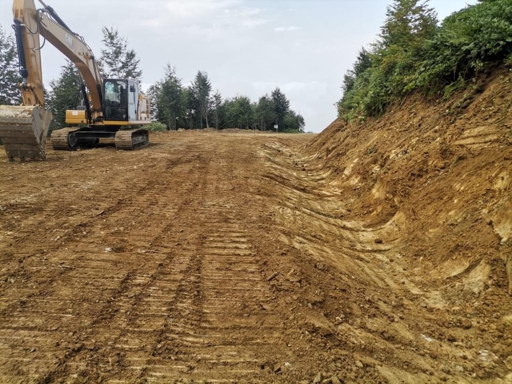 GİRESUN'UN ÖNEMLİ TURİZM MERKEZLERİNDEN BİRİ OLAN SİS DAĞI TURİZM YOLUNUN GENİŞLETME ÇALIŞMALARINA BAŞLANDI