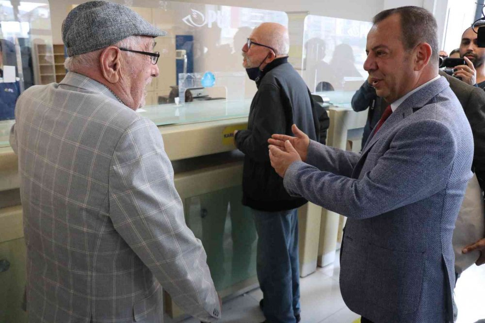 BOLU BELEDİYE BAŞKANI TANJU ÖZCAN, CHP'DEN 1 YIL SÜREYLE İHRAÇ EDİLMESİ YÖNÜNDE ALINAN KARARA SEVİNDİKLERİNİ SÖYLEDİĞİ HDP GENEL MERKEZİNE KARGOYLA KINA GÖNDERDİ